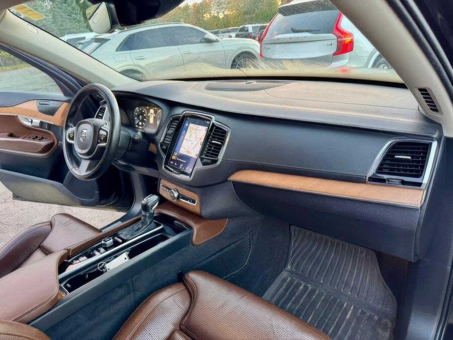 Volvo XC90      2020