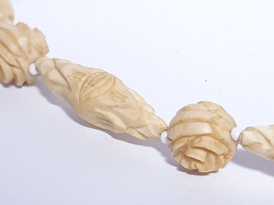 Lindo antigo precioso colar esculpidos com rosas