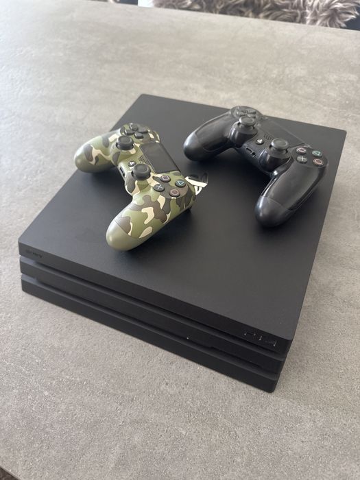 Б/В PS4 Pro 1TB з двома контролерами + зарядна станція