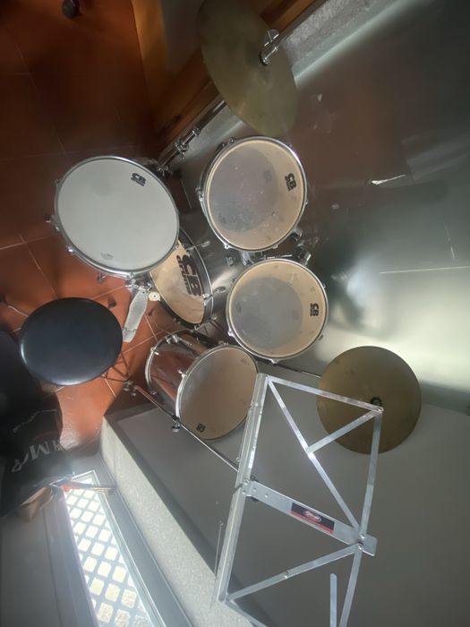 Bateria CB Drums + Suporte pratos de choque Sonor + sup pautas