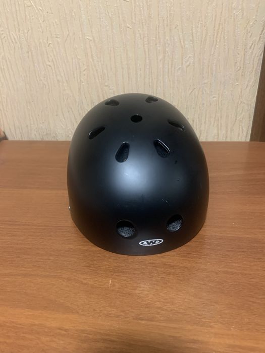 Шолом спортивний б/у , одягався декілька разів