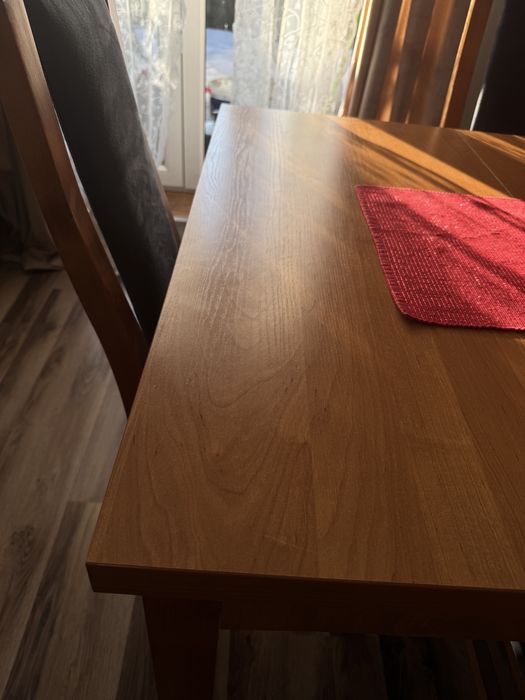 Duży stół z krzesłami