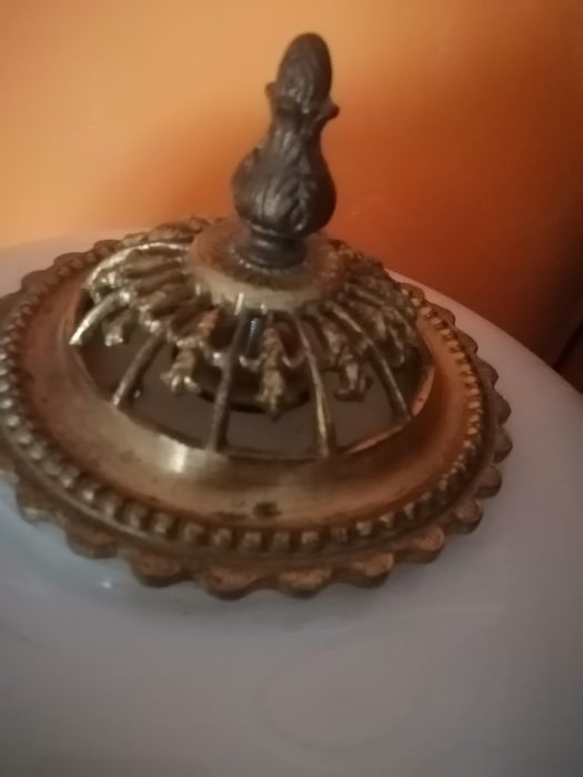 Piekna stojąca lampa z mosiądzu do salonu