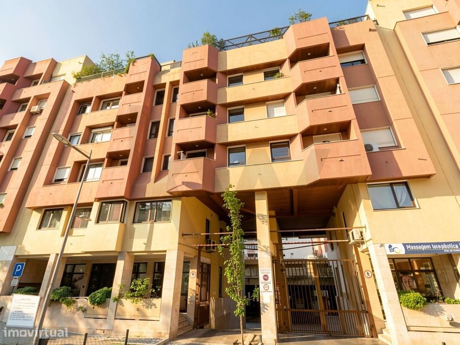 Parqueamento em Telheiras, junto à Rua Padre Américo