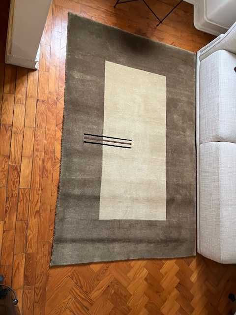 Selling a rectangular wool rug.423209695435837442