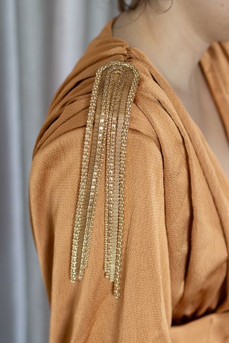 Vestido longo Char com decote em V profundo e franjas nos ombros - Marca: lune eclat