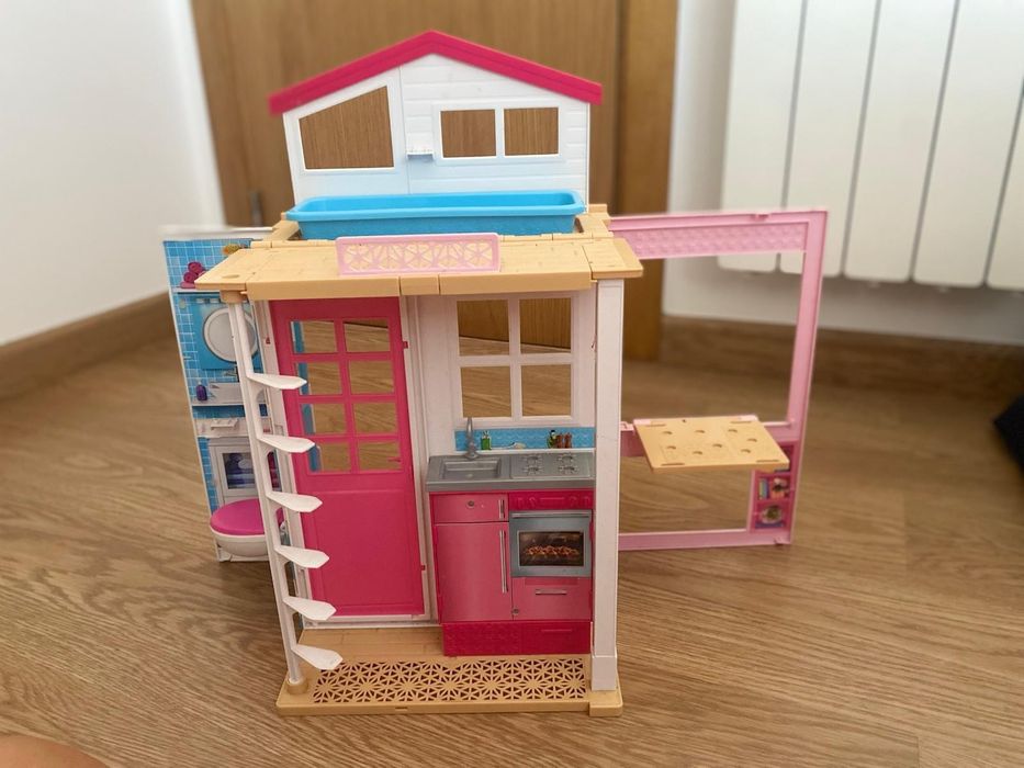 Casa da Barbie dobrável — em ótimo estado e pronta para brincar!