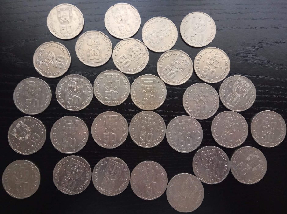 Moedas de 50 de 100 e 200 escudos entre outras