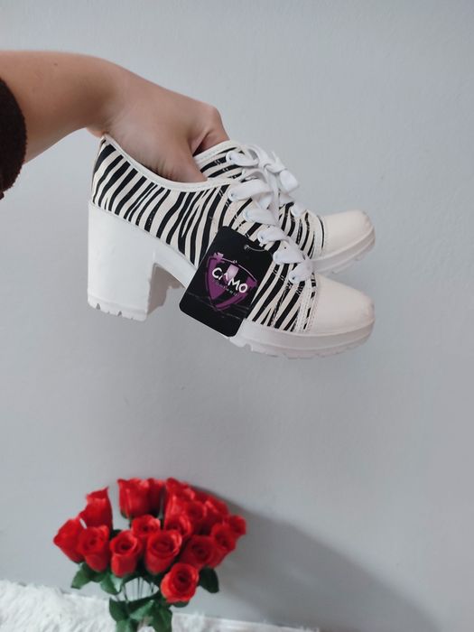 Trampki z metką na słupku zebra
