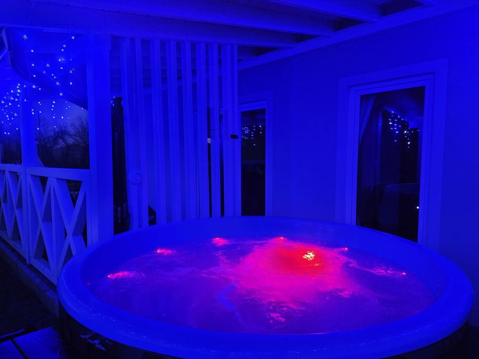 Domek w górach ( Karkonosze ) ogrodzony z balią