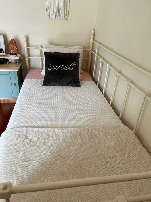 Cama 1m x 2,1m (inclui estrado e colchão)