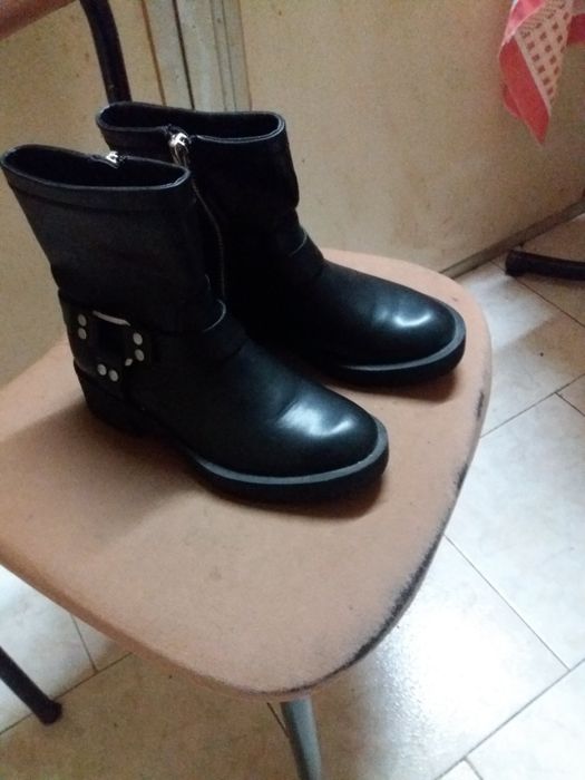 Vendo 2 pares de botas 1 par de sapatos como novos