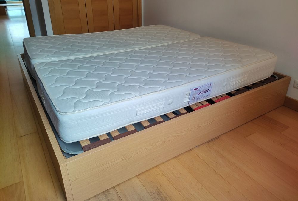 Cama Queen Size com base rebatível e colchões