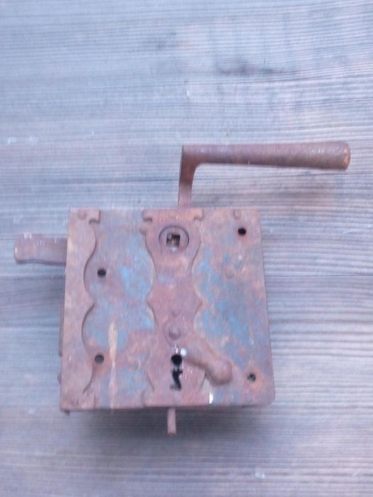 Stary zamek do drzwi typu puszkowego