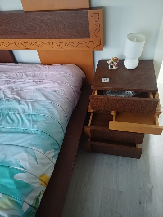 Vendo cama de casal em madeira com muita arrumação