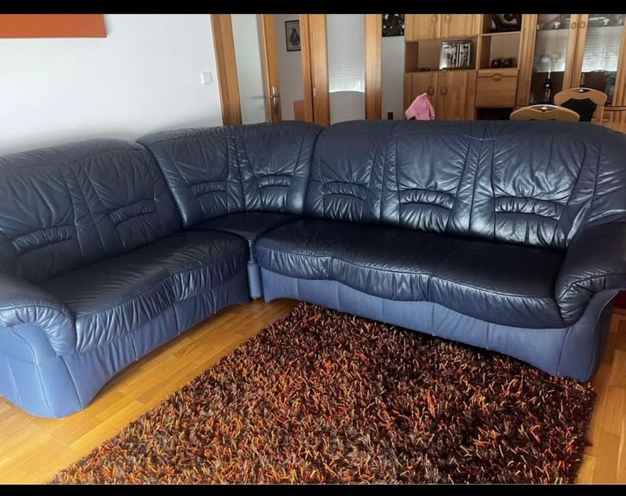 Sofá em couro azul