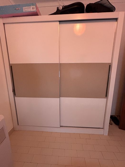 Roupeiro com duas portas
