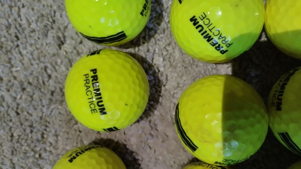 Lote de 70 bolas de golfe.