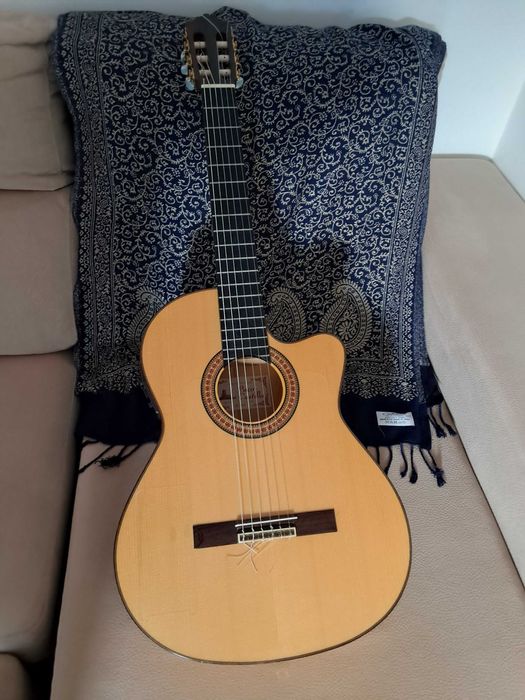 Guitarra clássica Paco Castillo com micro FISHMAN