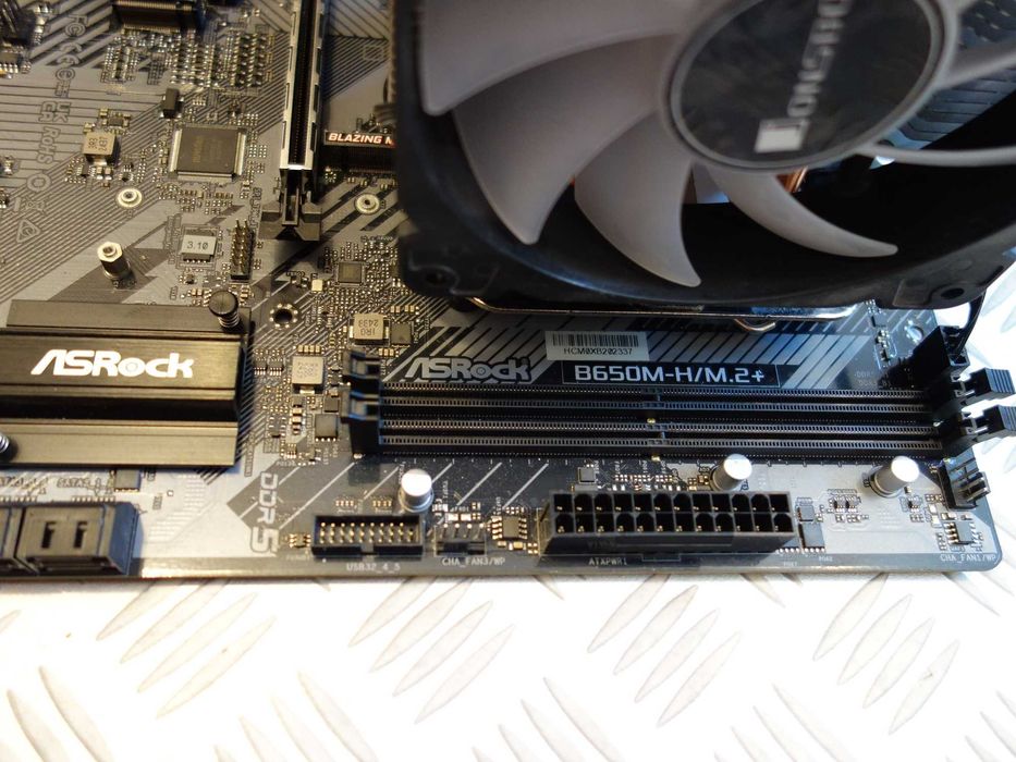 ASRock B650M-H/M.2+ AM5 - DDR5 + AMD Ryzen 8400F + Silentium Fortis 3
