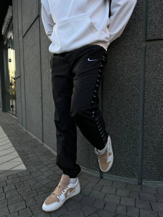 Нейлонові штани Nike на лампасах