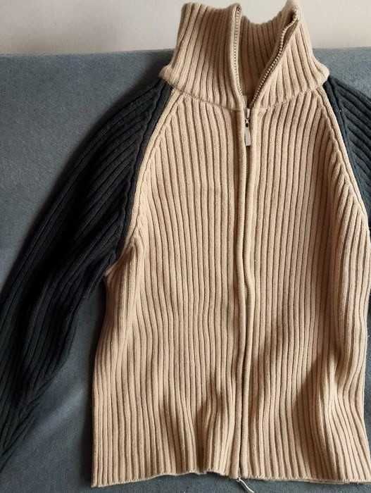 Ładny sweter męski.