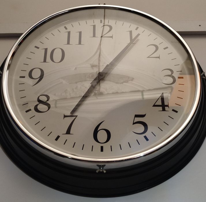 Relógio de Parede Grande em Ferro Quartz