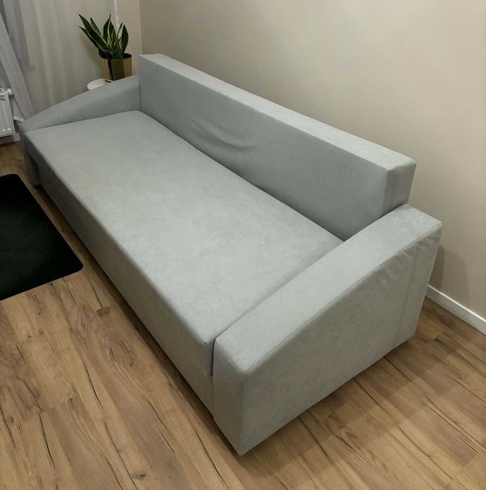 Rozkładana szara sofa