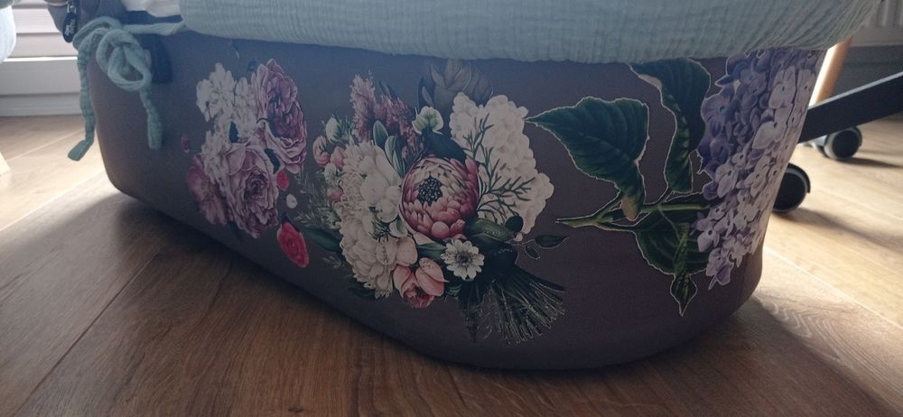 Gondola Valco Snap z motywem kwiatów