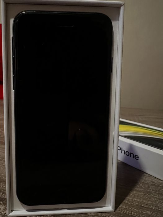 Продам iPhone SE 2020