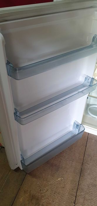 Lodówka do zabudowy z zamrażalnikiem. Dom, budowa, magazyn