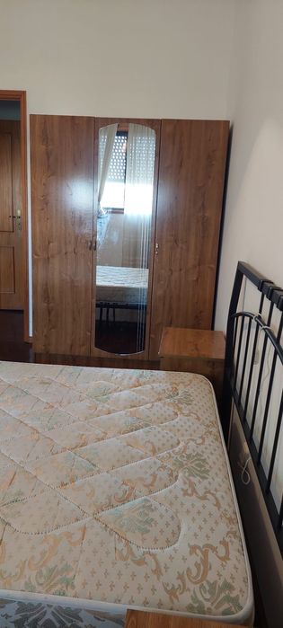 Cama de casal em ferro com mesa de cabeceira