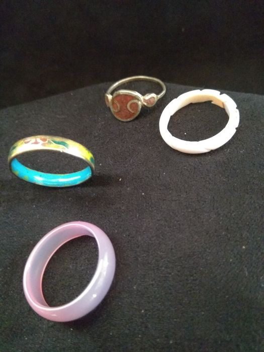 Anéis  cloisonné, de vidro, concha e marroquino