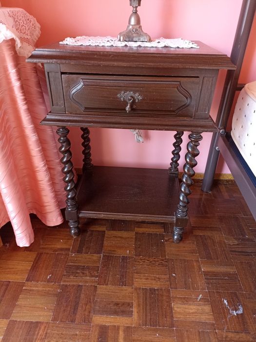 Espelho, mesa de cabeceira e cabide