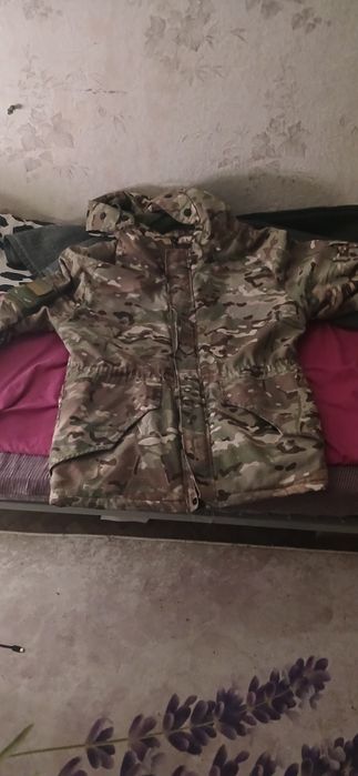 Продав зима осінь куртку