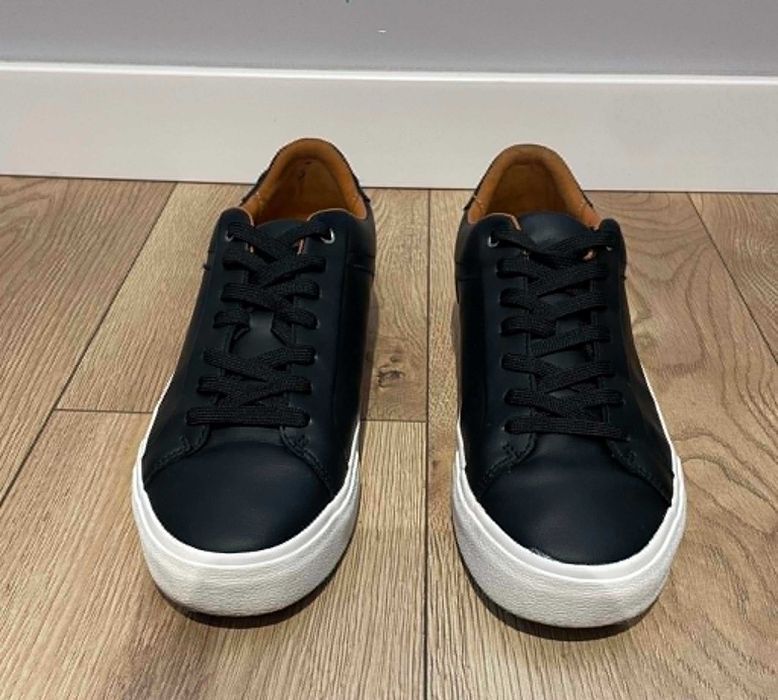 Czarne sneakersy na białej podeszwie