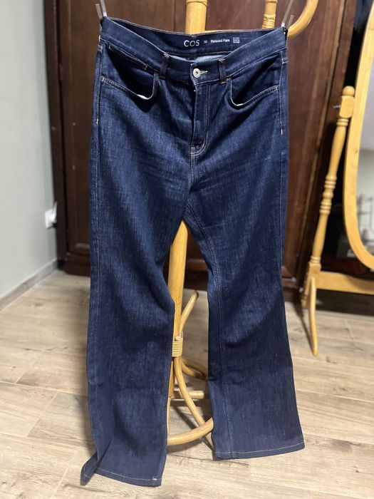 cos розкльошені джинси