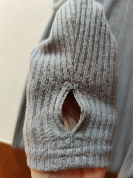 Серое платье в рубчик