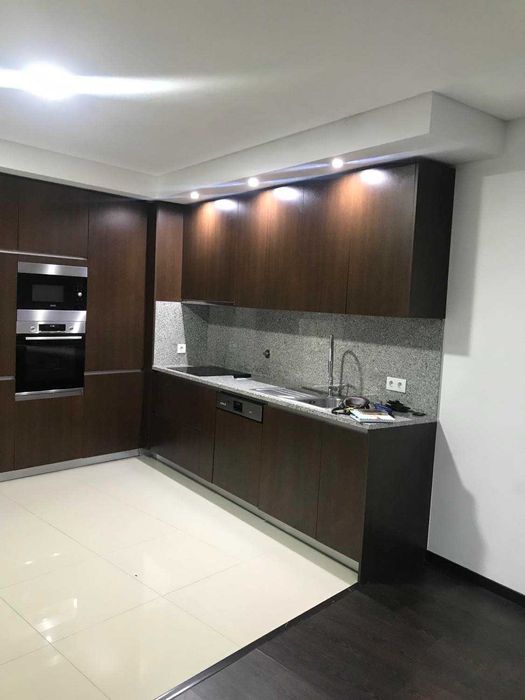 Conjunto de móveis de cozinha em wengé totalmente equipada