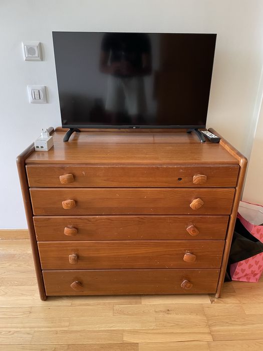 Comoda CERNE com marcas de uso