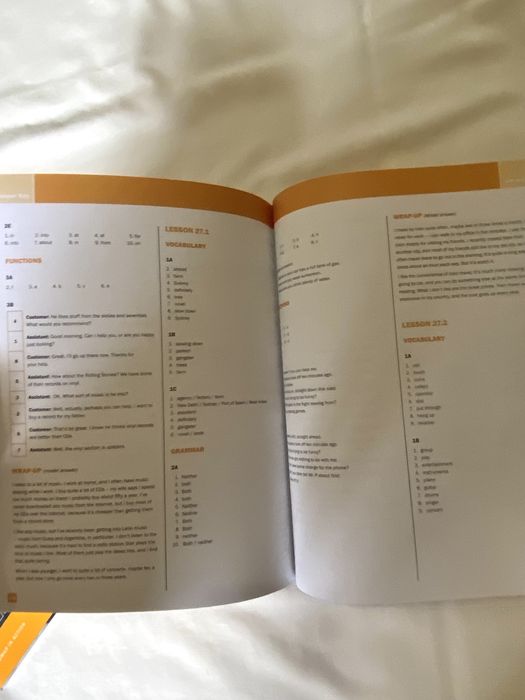 Livro e gramática “Wall street English”