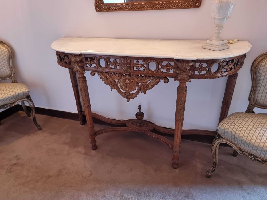 Consola antiga em madeira entalhada com tampo em mármore