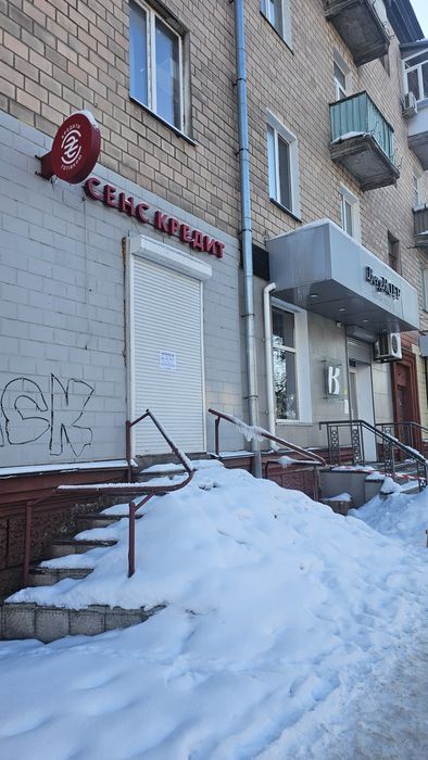 Центр,пр.Перемоги на куті з пр.Миру,площа-68 м.кв,жваве перехрестя.