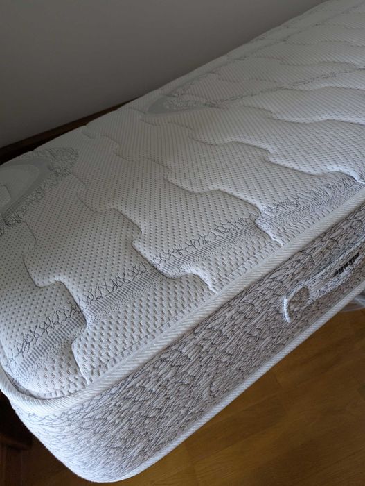 Cama individual com colchão