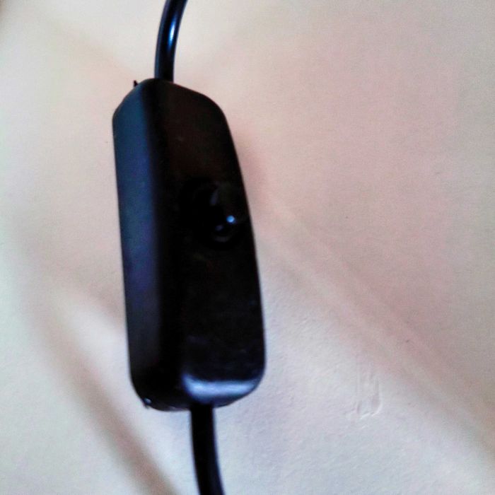 Candeeiro Formula 1 com tomada e ligação USB