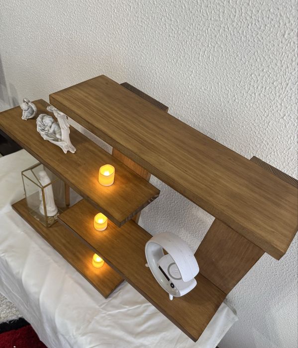 Prateleira de madeira artesanal com design moderno