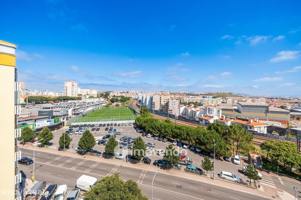 Apartamento T2 remodelado, com cozinha equipada, na Reboleira