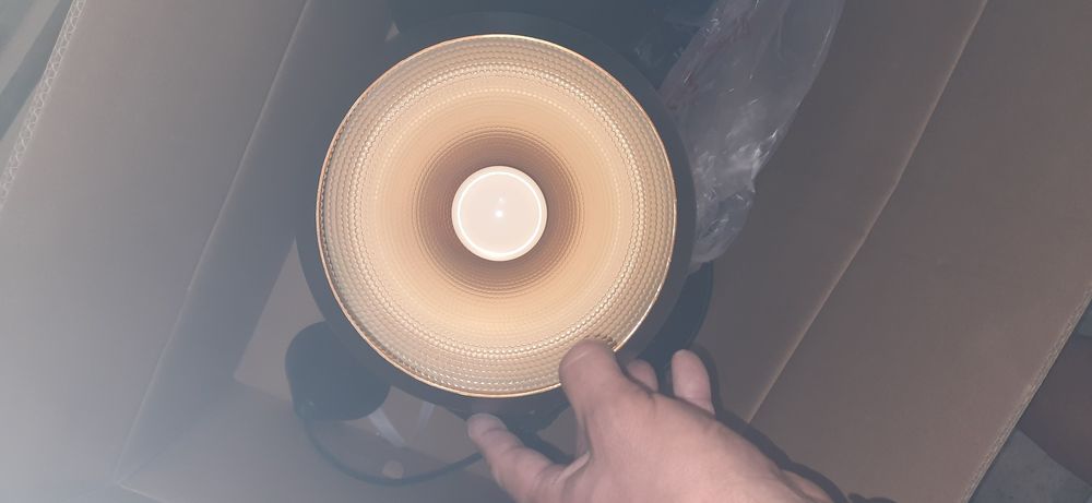 Lampy czarne ze złotem na żarówkę