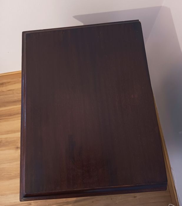 Mesa de Cabeceira / Móvel de Apoio Antigo em Madeira Maciça Trabalhada