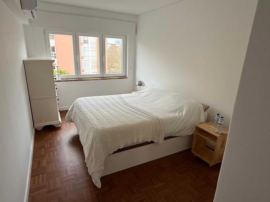 Apartamento de 2 Quartos, Luminoso e Espaçoso, em Telheiras